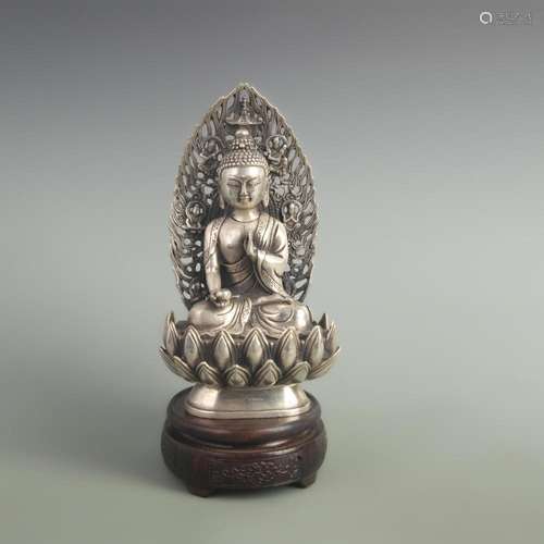 A FINE SILVER GILT BRONZE GUAN YIN STATUE