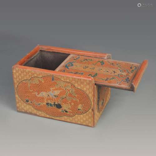 A FINE GILT LACQUERED WOOD FLOWER PATTERN BOX