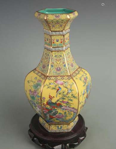 A FINE YELLOW GROUND BIRD PATTERN PORCELAIN VASE