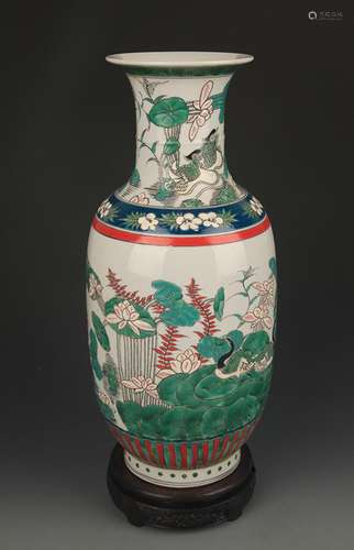 FAMILLE VERTE LOTUS AND MANDARIN DUCK PORCELAIN VASE