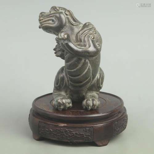 A FINE BRONZE ANIMAL STATUE