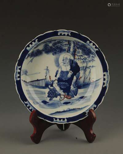 A FINE BLUE AND WHITE STORY PATTERN PORCELAIN PLATE