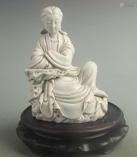 A DE HUA KILN PORCELAIN GUAN YIN FIGURE