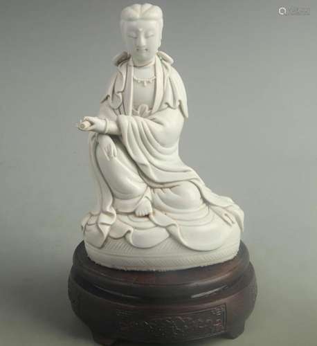 A DE HUA KILN PORCELAIN GUAN YIN FIGURE