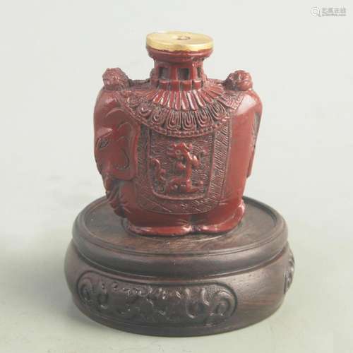 A FINE CARVED LACQUER ELEPHANT FIGURE SNUFF BOTTLE