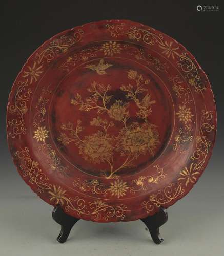 A GILT LACQUERED FLOWER AND BIRD PATTERN WOODEN PLATE