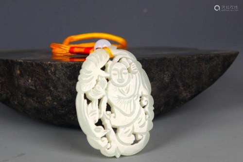 A FINELY CARVED HETIAN PALE CELADON JADE PENDANT