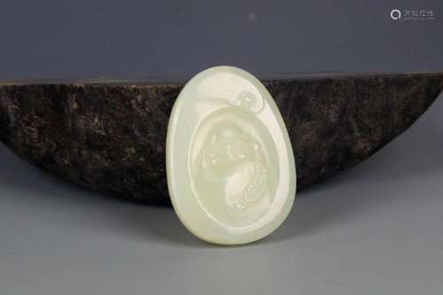 A FINELY CARVED HETIAN PALE CELADON JADE PENDANT