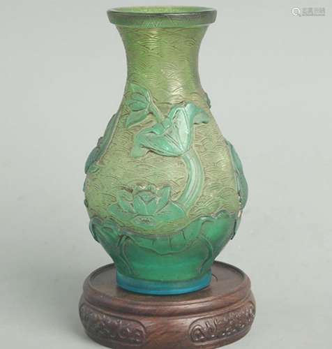 A FINE GREEN COLOR LOTOS PATTERN GLASS BOTTLE