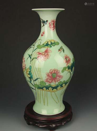 A GREEN GLAZE FAMILLE ROSE LOTUS FLOWER VASE