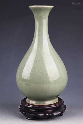 A FINE LONG QUAN KILN YU HU CHUN PATTERN PORCELAIN BOTTLE