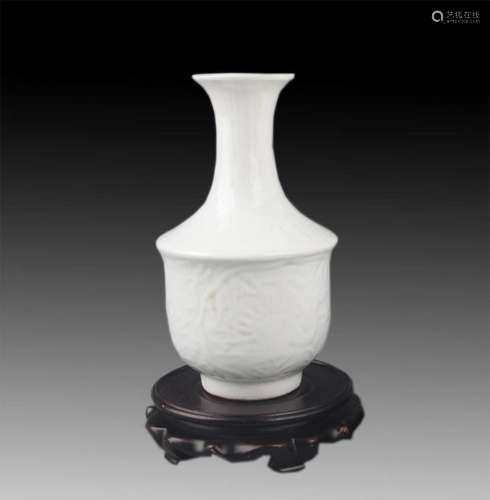 A FINE GUAN KILN WHITE COLOR GLAZED BIRD PATTERN PORCELAIN B...