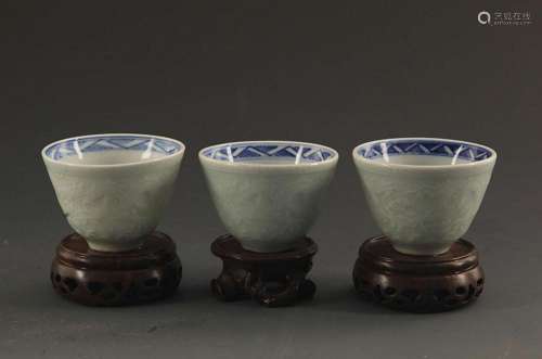 GROUP OF THREE BLUE AND WHITE LANDSCAPE CUP