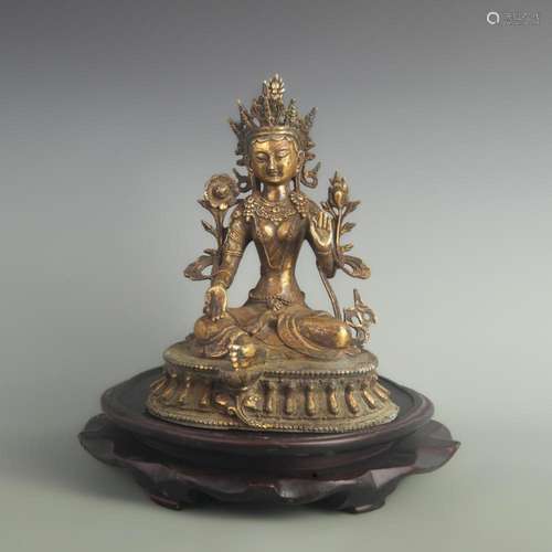 A FINE GILT BRONZE GREEN TARA STATUE