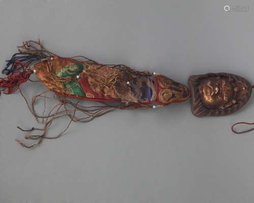 A FINE TIBETAN BUDDHISM INSTRUMENTS PENDANT