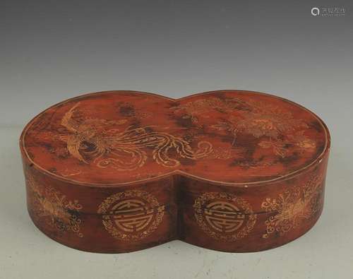 A GILT LACQUER PHOENIX AND PEONY PATTERN WOODEN BOX