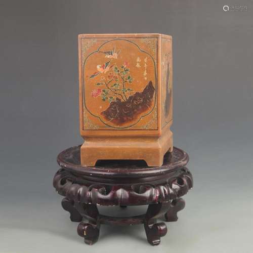 A GILT LACQUER FLOWER PATTERN WOODEN PEN HOLDER