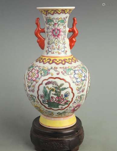 A FINE ENAMEL COLOR FLOWER PATTERN PORCELAIN VASE