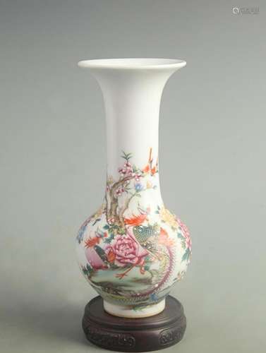 A FINE FAMILLE ROSE FLOWER PATTERN PORCELAIN VASE