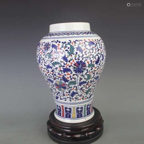 A FINE FAMILLE VERTE FLOWER PATTERN PORCELAIN JAR