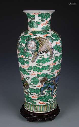 A SAN CAI COLOR LION PLAYING PORCELAIN VASE