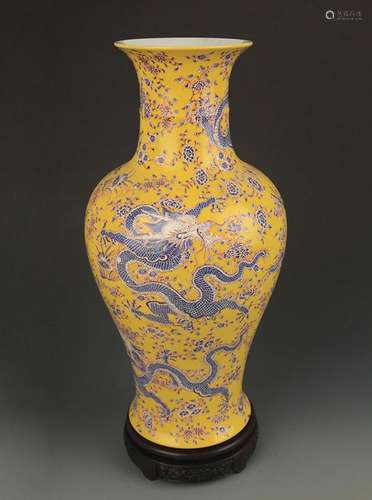 YELLOW GROUND A FAMILLE ROSE 穿花龙纹DECORATIONAL VASE