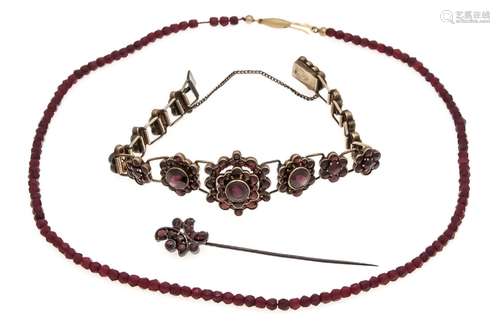 Garnet convolute bracelet silve