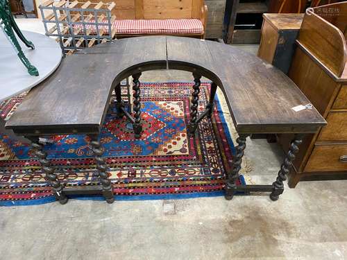 A late Victorian oak hunt table, length 157cm, width 120cm, ...