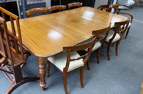 An early Victorian mahogany rectangular extending dining tab...