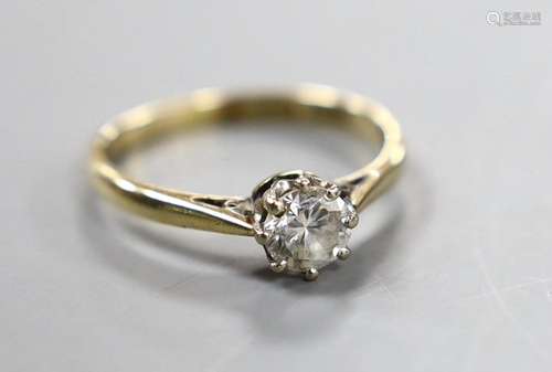 An 18ct, plat and solitaire diamond set ring, size Q, gross ...