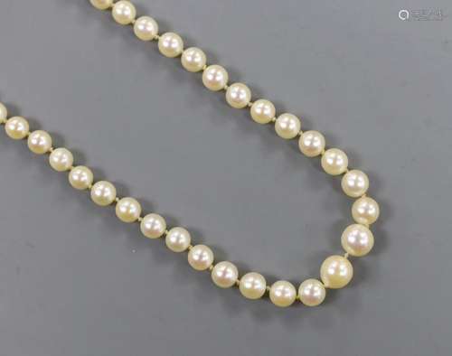 A singe strand graduated cultured pearl necklace, with 9ct c...