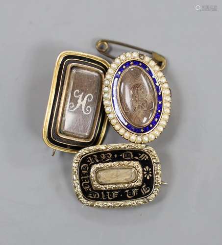 Two George III yellow metal and enamel mourning brooches, wi...