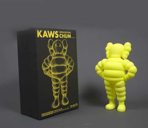 KAWS  (d’après)(1974) - Chum (Yellow) - Vinyle peint signé e...