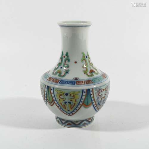 Doucai dragon pattern bottle