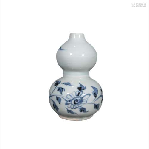 blue and white gourd bottle