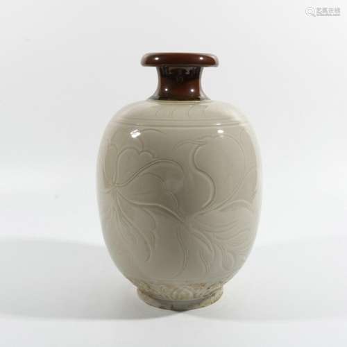 White glaze engraved flower sauce glazed bottle