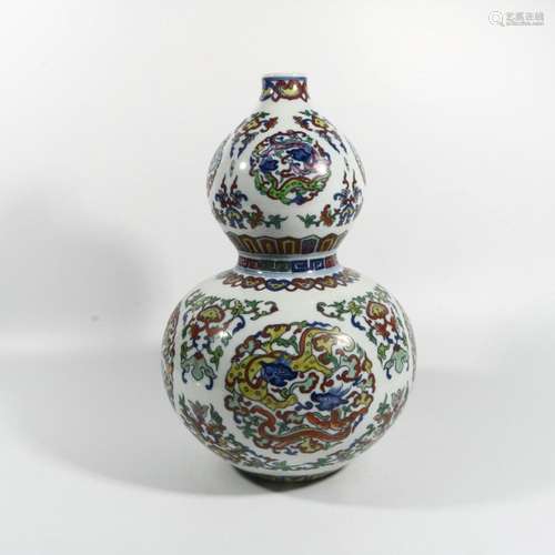 Doucai group dragon gourd bottle