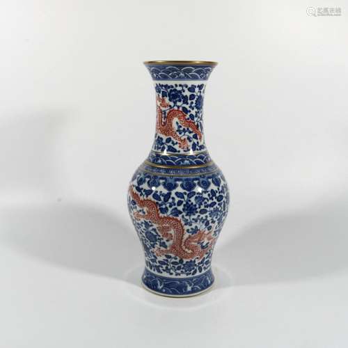 Gold vase with red dragon pattern in blue and white glaze