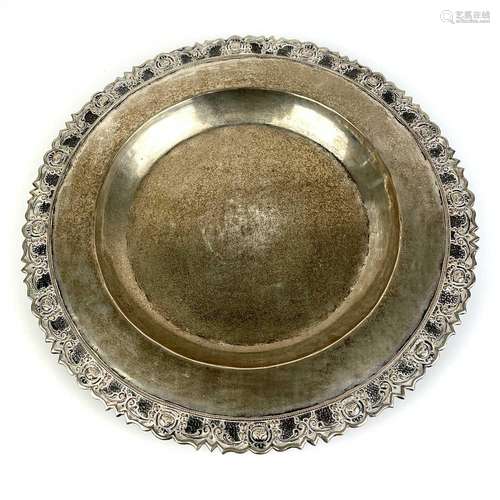 A Chinese silver shallow dish, stamped S-H 800.