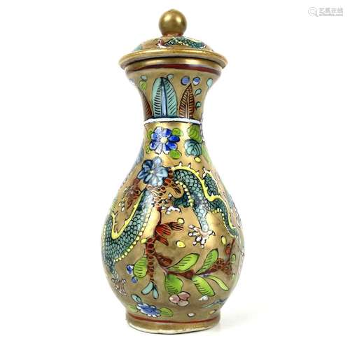 A Chinese gilt porcelain vase and cover, 18th/19th century.