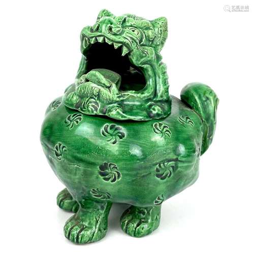 A Chinese green glazed dog of fo, 19th century.