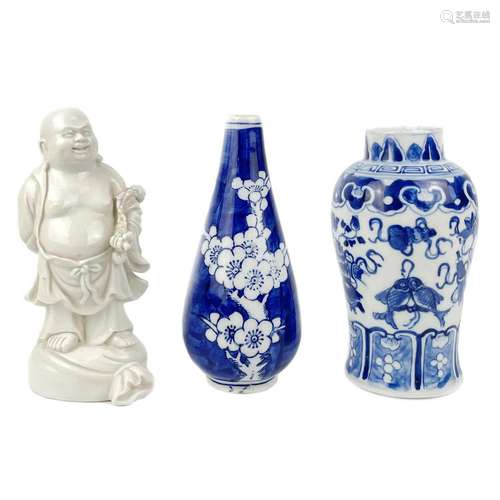 A Chinese blue and white porcelain vase, circa 1900.