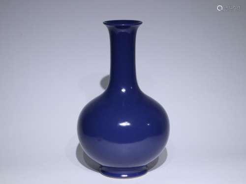 清嘉庆 霁蓝釉赏瓶