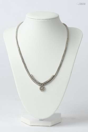 Collier, WG 585, 44 Brillanten zus. ca. 1.10