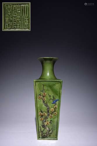 Chinese Green Ground Porcelain Vase,Mark