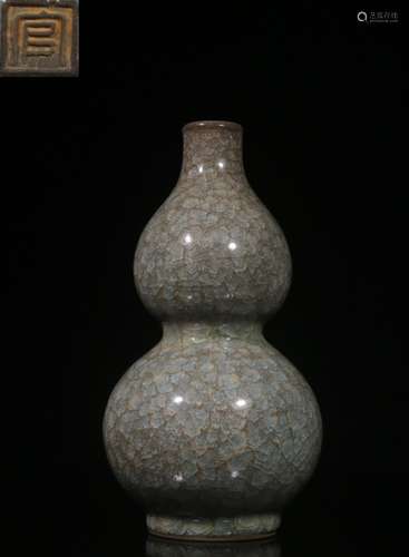 Chinese Guan Ceramic Gourd Vase