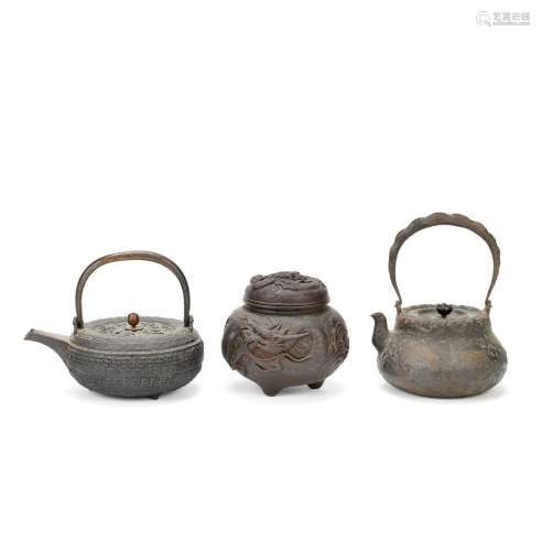 AN IRON KORO AND COVER AND TWO IRON TETSUBIN AND COVERS Meij...