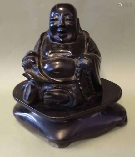 LACHENDER BUDDHA AUS SCHWARZEN STEIN