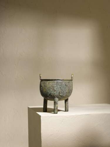 An inscribed archaic bronze tripod food vessel, Ding, Shang ...