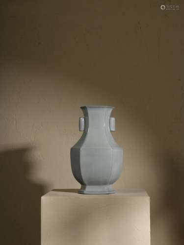 A very fine Ru-type hexagonal vase, Hu, Seal mark and period...